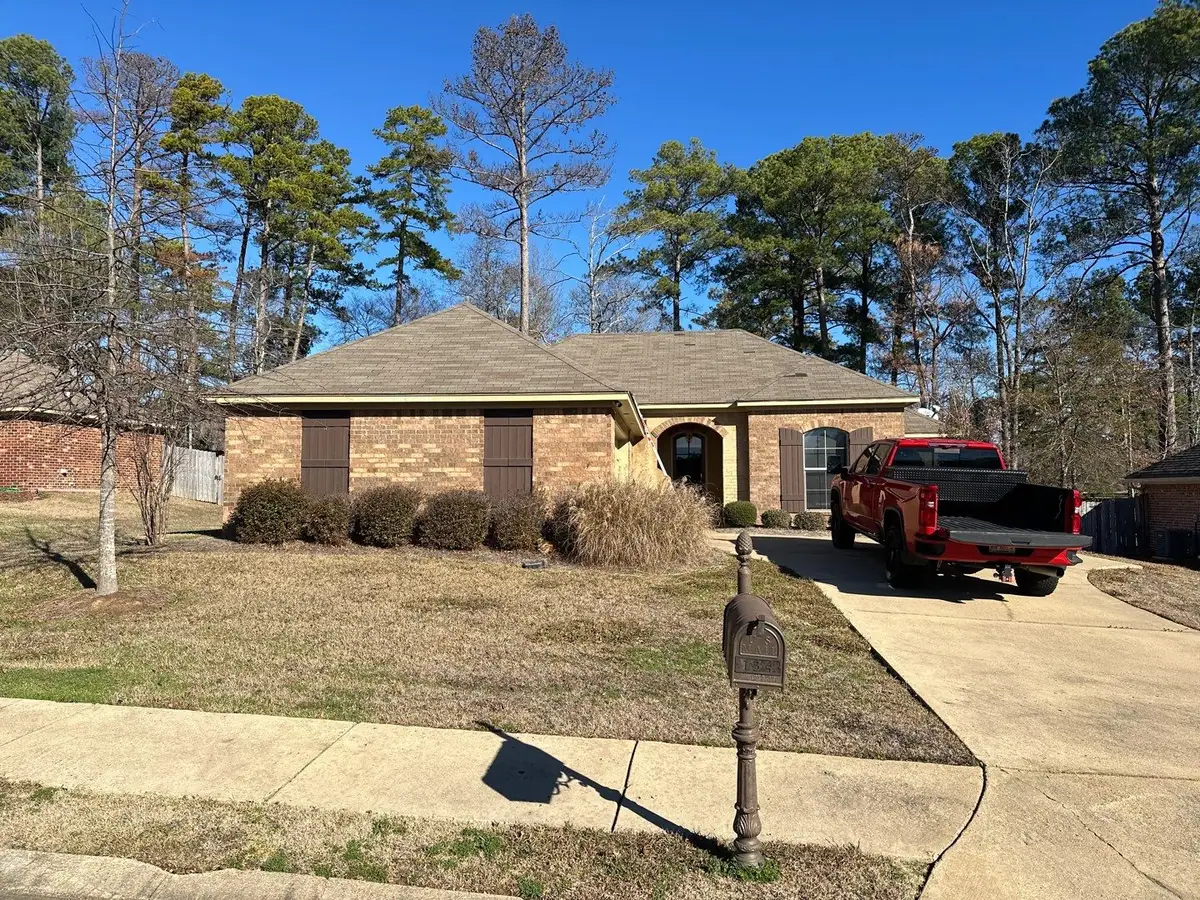 Finished shingle roof on a home in Flowood, MS, by roofing company Dickerson Contracting
