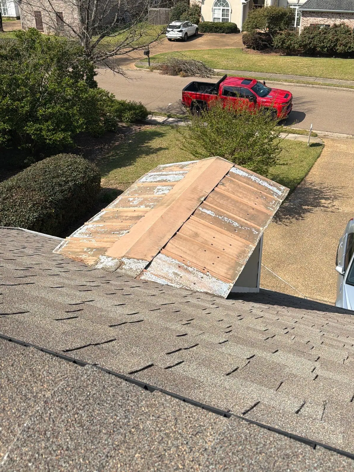 Worn and damaged shingles before the work, roof repair by Dickerson Contracting in Ridgeland, MS