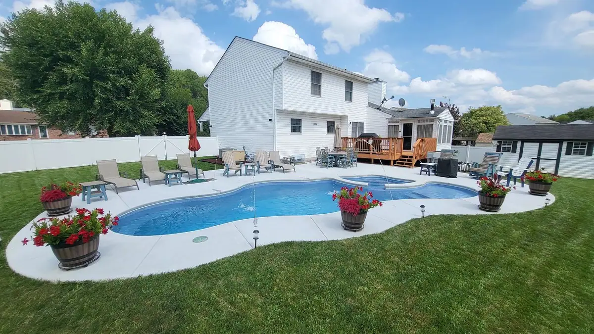 Fiberglass pool and spa with water features (Latham photo), pool company DC Pools and Spas serving Clinton, MS