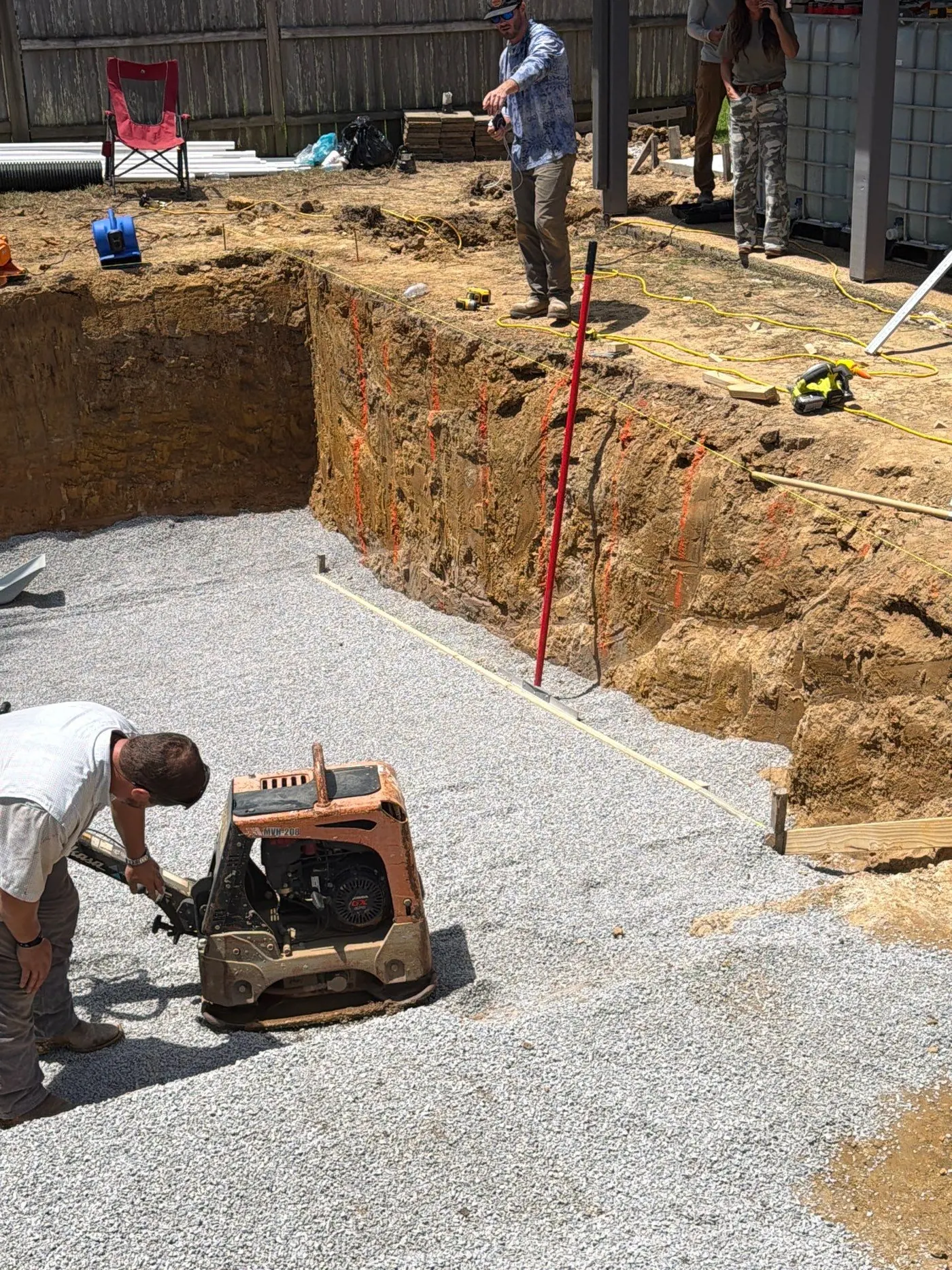 Base preparation in the pool excavation